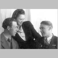 111-1373 Die russischen Gasteltern von Sieglinde, Galina und Nikolai Sdobnjakowa (links).jpg